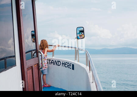 Surat Thai, Thailand - Januar 24, 2018: Touristen, die auf die Fähre nach Koh Samui und Koh Phangan Inseln. Kinder stehen auf dem Deck Stockfoto