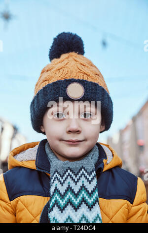 Porträt eines kleinen Jungen, tragen Wooly hat Stockfoto