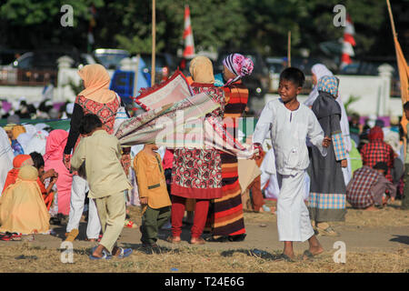 MAUMERE, FLORES/INDONESIEN - 31. AUGUST 2011: Maumere spielen Kinder sarong nach dem Gebet auf dem Feld. Sie sehen glücklich Stockfoto