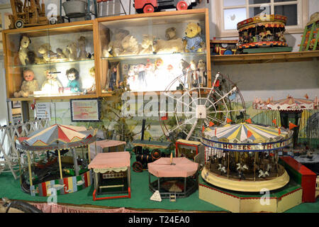 Spielzeug in der viktorianischen Haus im Milton Keynes Museum, Wolverton und Greenleys, Milton Keynes, Buckinghamshire, Großbritannien Stockfoto