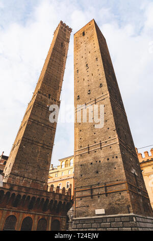 Italien, Bologna, Blick auf Due Torri von unten Stockfoto