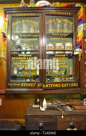 Kabinett im Viktorianischen Apotheke. Der viktorianischen Dorf in Milton Keynes Museum, Wolverton und Greenleys, Milton Keynes, Buckinghamshire, Großbritannien Stockfoto