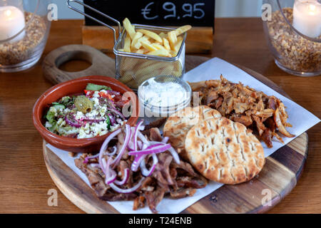 Griechische Speisen, Aufschnitt, Gyros, Salat, Kartoffeln Stockfoto