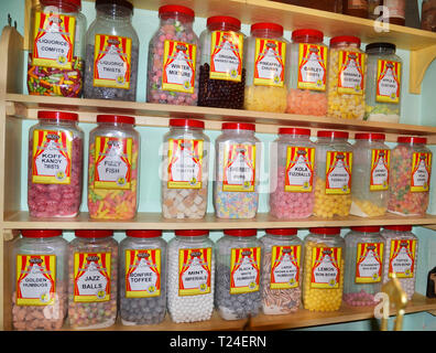 Traditionelle englische Sweet Shop in der viktorianischen Dorf. Milton Keynes Museum, Wolverton & Greenleys, Milton Keynes, Buckinghamshire, Großbritannien Stockfoto