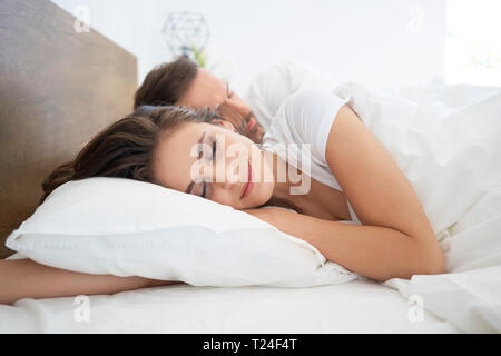Schlafen im Bett, lächelnde Frau Stockfoto