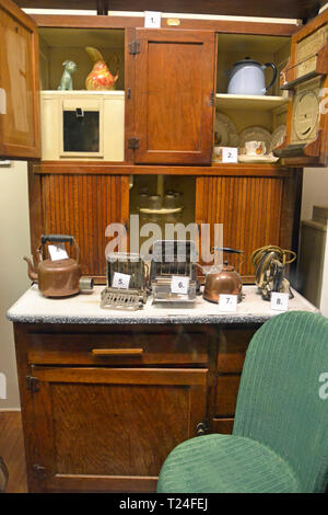 Toaster und Wasserkocher auf dem Display im Schaufenster, im viktorianischen Dorf Museum, Milton Keynes, Buckinghamshire, Großbritannien Stockfoto