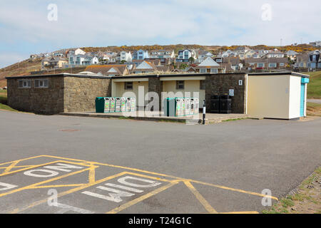 Die toilette Block in Ogmore durch Meer Strand Parkplatz mit Klappläden und eine Vielzahl von Abfallbehälter außerhalb, da der Strand sehr voll im Sommer. Stockfoto