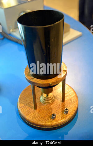 Alexander Graham Bell's Liquid Telefon in der angeschlossenen Erde Galerie am Museum, Milton Keynes, Buckinghamshire, Großbritannien. 1876. Stockfoto