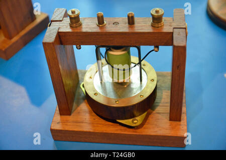 Alexander Graham Bell's Galgen Telefon in der angeschlossenen Erde Galerie am Museum, Milton Keynes, Buckinghamshire UK. Durch Watson im Jahre 1875 gebaut. Stockfoto