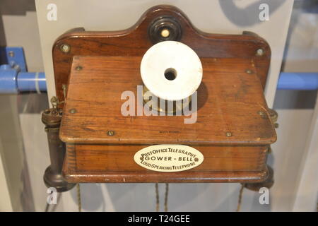 Post Telegraphen Gower-Bell laut sprechen Telefon in der Erde Ausstellung in der Milton Keynes Museum, Wolverton, Buckinghamshire UK Stockfoto