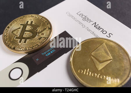 Slowenien - Dezember 27, 2018: Ledger hardware Wallet für cryptocurrency wie Bitcoin, des Astraleums und andere Stockfoto