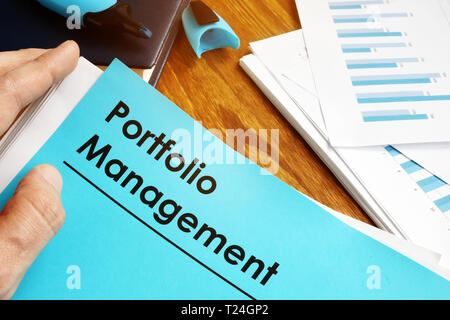 Manager hält Portfolio Management Dokumente. Stockfoto