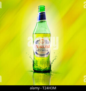 SWINDON, Großbritannien - 30 März 2019: Flasche Peroni Nastro Azzurro italienische Bier mit Splash Stockfoto