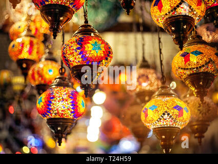 Bunte helle Lampen hängen an den Shop der Große Bazar in Istanbul, Türkei Stockfoto