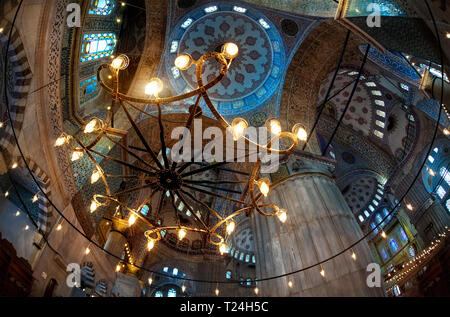 Glühende Kronleuchter und Innenraum der Blauen Moschee, Istanbul. Türkei Stockfoto