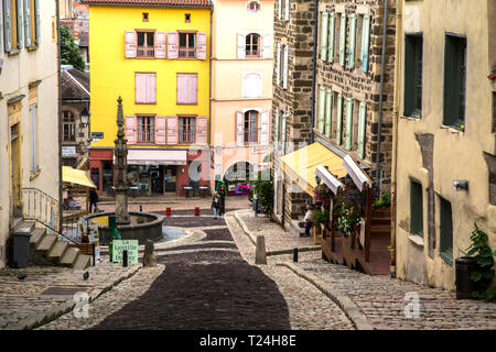 Die gepflasterten Straßen von Le Puy-en-Velay in Frankreich. Die Stadt ist Ausgangspunkt für viele, die den Santiago de Compostela Pilger weg gehen. Stockfoto