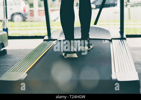 Frau Beine auf Laufband oder Tracking Maschine in Fitnesscenter Stockfoto