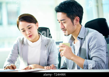 Asiatische Geschäftsmann und Geschäftsfrau gemeinsam im Büro diskutieren Business Plan. Stockfoto