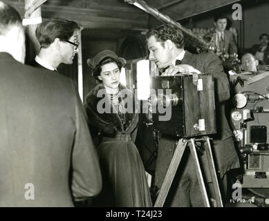 Prinzessin Margaret, Robert Donat und Regisseur John Boulting auf dem Satz der Magic Box an der Ealing Studios 1951 Datum: 1951 Stockfoto