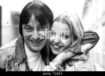 Mann über das Haus (1974) Doug Fisher, Sally Thomsett, Datum: 1974 Stockfoto