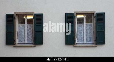 Schönen mittelalterlichen Stil Fenster eines Gebäudes. Dies wird in Nyon, Schweiz - Eine kleine mittelalterliche Stadt fotografiert. Stockfoto