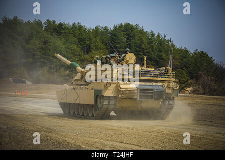 RODRIGUEZ FEUER KOMPLEX, Republik Korea - ein Tank Crew mit 1St Bataillon 67th Armor 'Death Händler," 3. gepanzerte Brigade Combat Team, 1. Panzerdivision (Drehzahl) fahren Sie auf der Strecke am Rodriguez Feuer Komplex, der Republik Korea, von Mar, 19. Die Ausbildung erlaubt Besatzungsmitglieder gunnery Skills zu verbessern Bereitschaft zu halten. (U.S. Armee Foto von Sgt. Alon J. Humphrey, 3 ABCT, 1 AD Public Affairs Office) Stockfoto