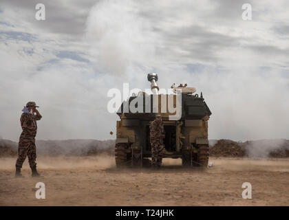 Mitglieder der Königlichen marokkanischen Streitkräften Trainingsmethoden mit M 109 5 Haubitzen für Soldaten vom 1.BATAILLON der Pennsylvania National Guard, 145 Field Artillery Regiment; Idaho National Guard 1.BATAILLON, 148 Field Artillery Regimenter; und 1. Bataillon, 320 Field Artillery Regiment, 2nd Brigade Combat Team, Luftlandedivision, die während der Übung afrikanischer Löwe 2019, in der Nähe von Tan Tan, Marokko, 26. März 2019 nachweisen. Diese jährliche Übung ist eine kombinierte-multi-nationale Veranstaltung konzentrierte sich auf die Verbesserung des gegenseitigen Verständnisses und demonstriert die starke Bindung zwischen den Völkern" Militärs. Stockfoto