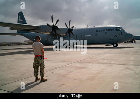 Ein US-Flieger mit der 449Th Air Expeditionary Gruppe, die Unterstützung von Combined Joint Task Force-Horn von Afrika (CJTF-HOA) antrat, eine C-130J Hercules vor, bevor Sie am Lager Lemonnier, Dschibuti, 26. März 2019, für die AMERIKANISCHE Abteilung von Hilfsmaßnahmen des Verteidigungsministeriums der Republik Mosambik nehmen und der umliegenden Gebiete nach dem Zyklon Idai. Mannschaften von CJTF-HOA, DoD Hilfsmaßnahmen in Mosambik, begann der unmittelbaren Vorbereitung zu reagieren nach einem Aufruf zur Unterstützung der US-Agentur für Internationale Entwicklung Katastrophenhilfe Response Team. (U.S. Air Force Foto von Tech Stockfoto