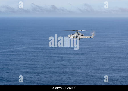 190328-N-NB 544-1241 PAZIFISCHER OZEAN (28. März 2019) einen AH-1Z Kobra, zugeordnet zu den Marine Medium Tiltrotor Squadron (VMM) 163 (verstärkt), fliegen über dem Pazifischen Ozean während einer Live-fire Übung. John Murtha ist unterwegs die Durchführung von Routineaufgaben als Teil der USS Boxer Amphibious Ready Group (ARG) im östlichen Pazifik. (U.S. Marine Foto von Mass Communication Specialist 2. Klasse Kyle Carlstrom) Stockfoto