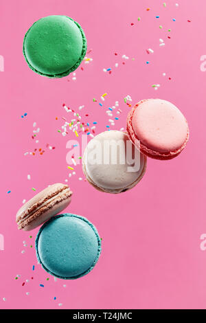 Traditionelle französische bunte Macarons auf rosa Hintergrund. Stockfoto