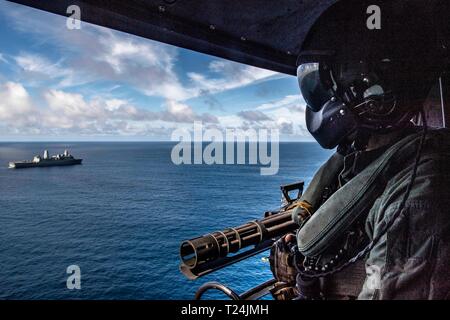 190328-N-NB 544-1473 PAZIFISCHER OZEAN (28. März 2019) Marine Sgt. Cade Allen, aus Bartlesville, Okla. Sieht an der San Antonio-Klasse amphibious Transport dock Schiff USS John Murtha (LPD S. 26) von einem UH-1Y Huey, zugeordnet zu den Marine Medium Tiltrotor Squadron (VMM) 163 (verstärkt). John Murtha ist unterwegs die Durchführung von Routineaufgaben als Teil der USS Boxer Amphibious Ready Group (ARG) im östlichen Pazifik. (U.S. Marine Foto von Mass Communication Specialist 2. Klasse Kyle Carlstrom) Stockfoto