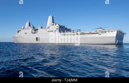 190327-N-NB 544-1454 PAZIFISCHEN OZEAN (27. März 2019) Der San Antonio-Klasse amphibious Transport dock Schiff USS John Murtha (LPD S. 26) den Pazifischen Ozean Transite. John Murtha ist unterwegs die Durchführung von Routineaufgaben als Teil der USS Boxer Amphibious Ready Group (ARG) im östlichen Pazifik. (U.S. Marine Foto von Mass Communication Specialist 2. Klasse Kyle Carlstrom) Stockfoto