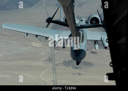 Eine A-10 Thunderbolt II von Davis-Monthan Air Force Base, Arizona, ist von einer KC-10 Extender über Südkalifornien zu Travis Air Force Base, Kalifornien, 28. März 2019 zugewiesenen betankt. Die KC-10 betankt auch eine Boeing E-3 Sentry die Auslagerung von mehr als 19.000 Pfund Kraftstoff. Alle drei Flugzeuge werden bei der Donner über der Bucht Air Show in Travis März 30.-31. (U.S. Air Force Foto von Tech. Sgt. James Hodgman) Stockfoto