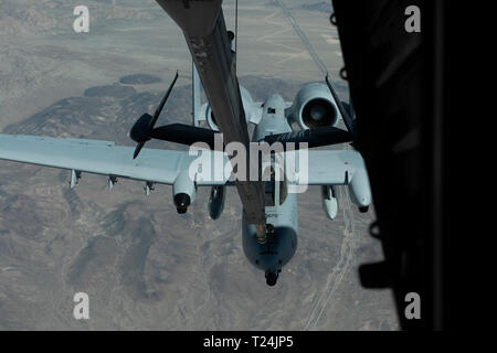 Eine A-10 Thunderbolt II von Davis-Monthan Air Force Base, Arizona, ist von einer KC-10 Extender über Südkalifornien zu Travis Air Force Base, Kalifornien, 28. März 2019 zugewiesenen betankt. Die KC-10 betankt auch eine Boeing E-3 Sentry die Auslagerung von mehr als 19.000 Pfund Kraftstoff. Alle drei Flugzeuge werden bei der Donner über der Bucht Air Show in Travis März 30.-31. (U.S. Air Force Foto von Tech. Sgt. James Hodgman) Stockfoto