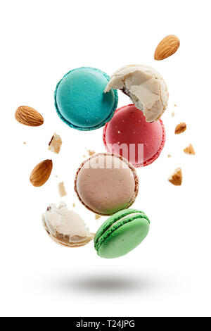 Französische macarons mit Mandeln in Stücke zerschlagen. Bunte Makronen auf weißem Hintergrund. Stockfoto