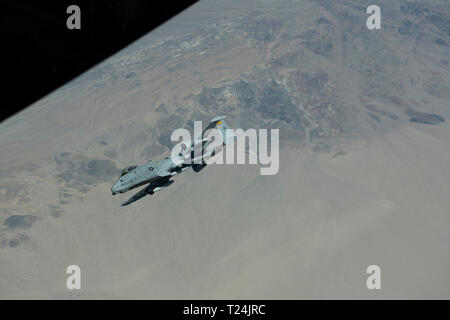 Eine A-10 Thunderbolt II von Davis-Monthan Air Force Base, Arizona, fliegt über Südkalifornien März 28, 2019, nachdem er von einer KC-10 Extender Travis Air Force Base, Kalifornien zugewiesen betankt wird. Die KC-10 betankt auch eine Boeing E-3 Sentry, die Auslagerung von mehr als 19.000 Pfund Kraftstoff. Alle drei Flugzeuge werden bei der Donner über der Bucht Air Show in Travis März 30.-31. (U.S. Air Force Foto von Tech. Sgt. James Hodgman) Stockfoto