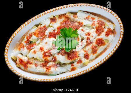 Cannelloni mit Spinat, Ricotta, Tomatensauce, béchamelsoße und Käse Stockfoto