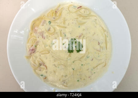 Spaghetti Carbonara mit Sahnesauce, Ansicht von oben Stockfoto