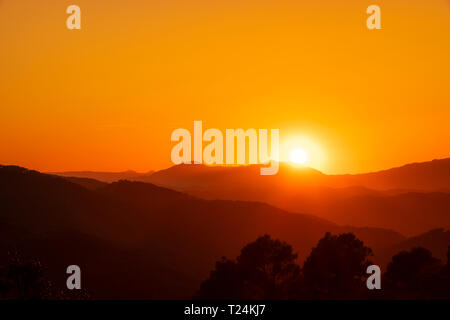 Spanien, Andalusien, Parque Natural Montes de Malaga, Casabermeja-Colmenar, bei Sonnenuntergang Stockfoto