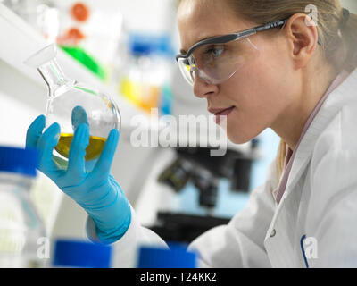 Wissenschaftler der Vorbereitung einer chemischen Formel im Labor Stockfoto