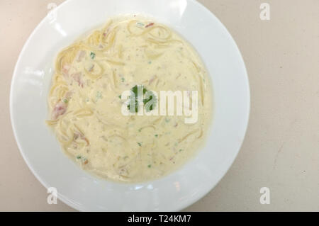 Spaghetti Carbonara mit Sahnesauce, Ansicht von oben Stockfoto