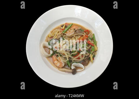 Wokgemüse würzige Spaghetti Meeresfrüchte Thai Stil (Spaghetti Pad Kee Mao). Stockfoto