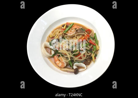 Wokgemüse würzige Spaghetti Meeresfrüchte Thai Stil (Spaghetti Pad Kee Mao). Stockfoto