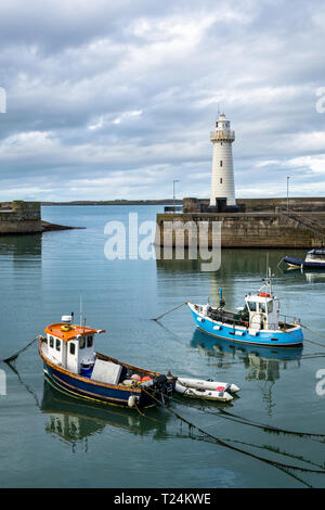 Dies ist donaghadee Hafen und Leuchtturm an der Ostküste von Nordirland. Fischerboote in den ruhigen Wasser verankert Stockfoto