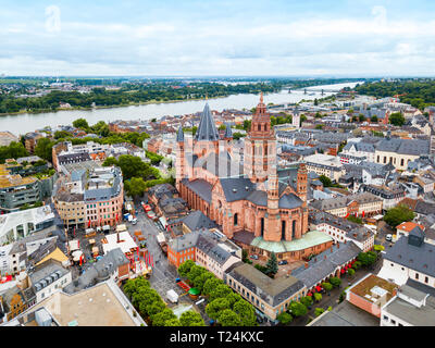 Mainzer Dom Antenne Panoramablick, auf dem Marktplatz der Stadt Mainz in Deutschland Stockfoto