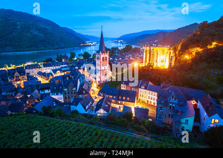 Bacharach Antenne Panoramablick. Bacharach ist eine kleine Stadt im Rheintal in Rheinland-Pfalz, Deutschland Stockfoto