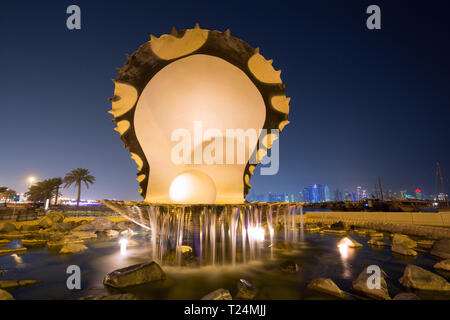 DOHA, Katar - 12. Dezember 2015: Riesige Pearl Denkmal in Corniche Doha Katar Stockfoto