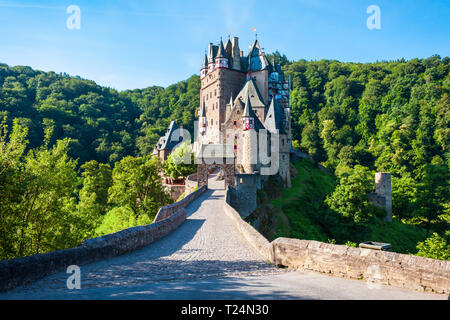 Burg Eltz oder Burg Eltz ist eine mittelalterliche Burg in den Hügeln oberhalb der Mosel in der Nähe von Koblenz in Deutschland Stockfoto