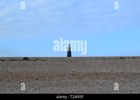 Der alte Leuchtturm (1904) Durch den Englischen Kanal in einer ruhigen März Nachmittag am Dungeness. Eine beliebte Fischen und Birdwatching Lieblingsplatz mit Schindel Banken. Stockfoto