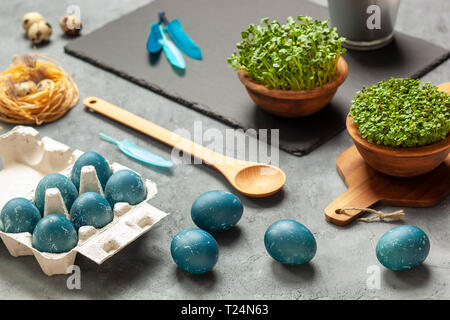 Ostern Zusammensetzung - Eier natürlich in Blau mit Rotkohl gezüchtet Stockfoto